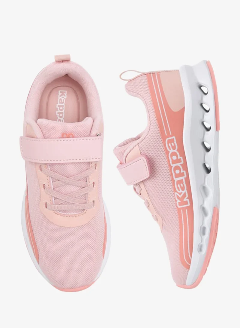 كابا شوز رياضي للبنات بتفاصيل شعار وإغلاق بشريط لاصق